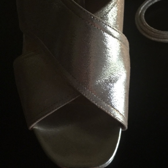 💲🔻 Brushed  Silver Sophisticated Platform 👡 Heels - Picture 4 of 6